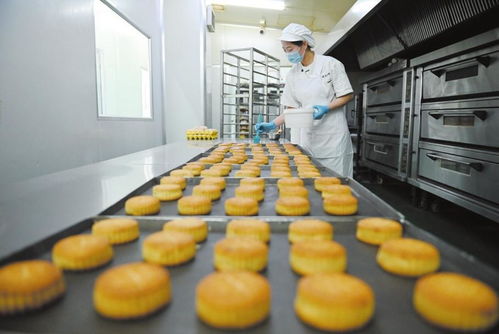 糕點加工車間里,工人正在趕制月餅
